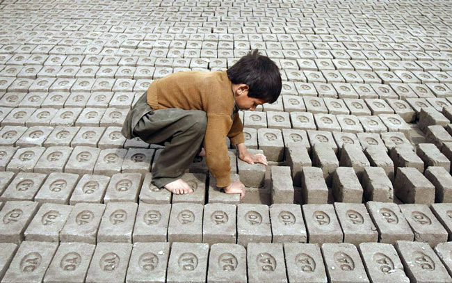 کودکان کار؛ زندگی دشوار و آینده ی نامعلوم